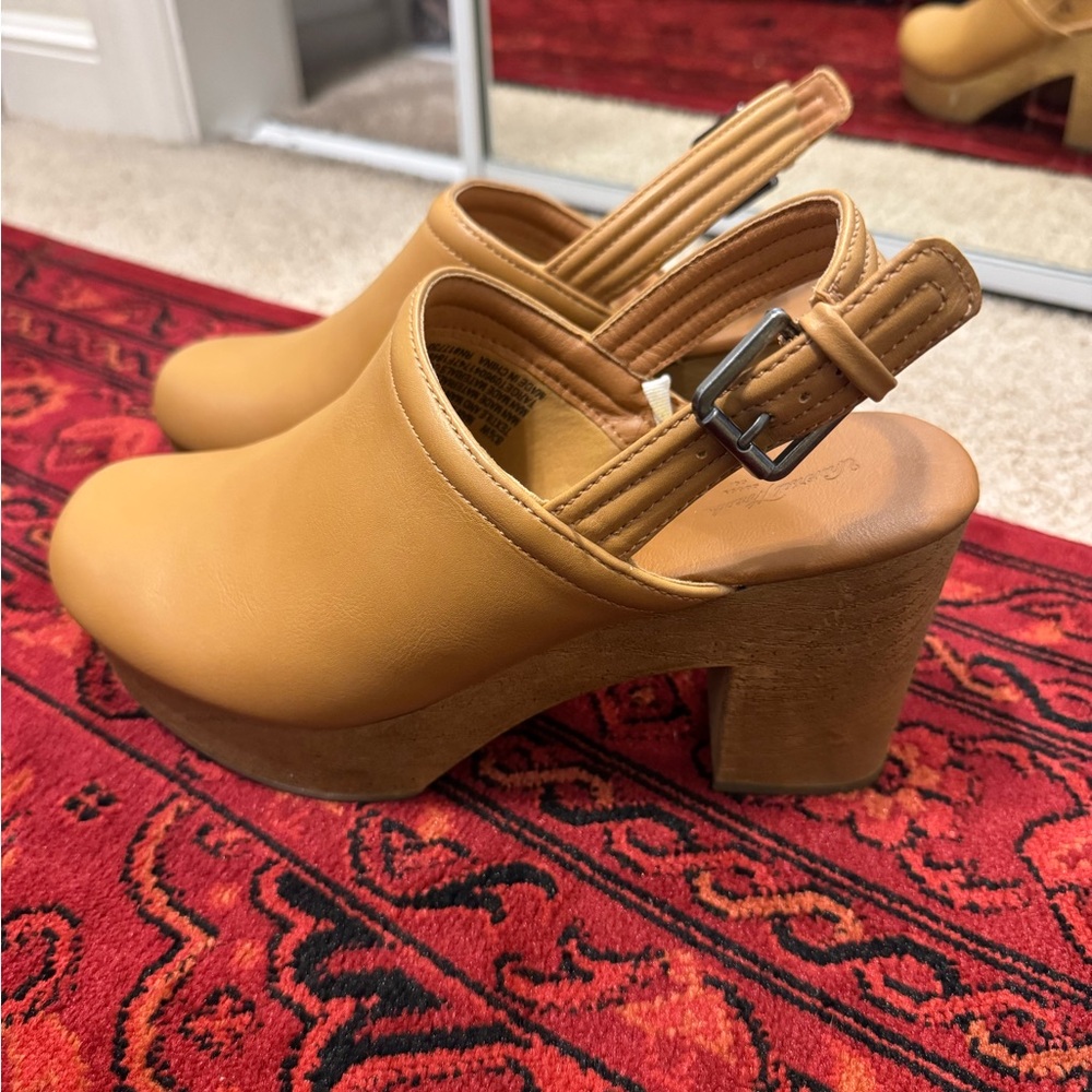 Universal Thread Platform Clogs - image 3